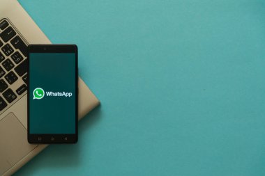 Whatsapp logo laptop klavye üzerinde yerleştirilen akıllı.