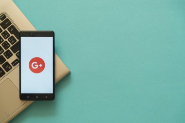 Google plus smartphone üzerinde logo laptop klavye üzerinde yer.