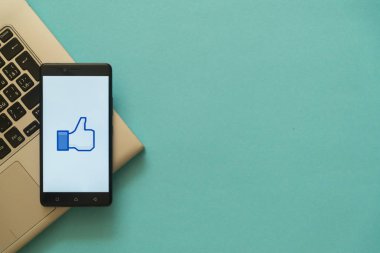 Laptop klavye üzerinde Facebook smartphone üzerinde logo gibi yerleştirilir.