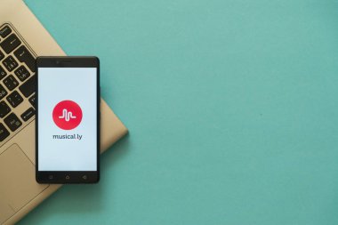 Musical.ly logo laptop klavye üzerinde yerleştirilen akıllı.