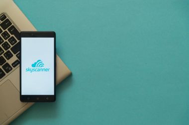 Skyscanner logo laptop klavye üzerinde yerleştirilen akıllı.