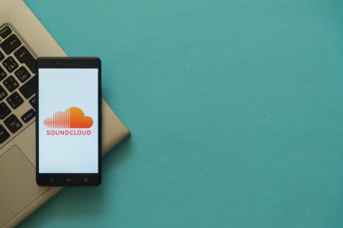 SoundCloud logo laptop klavye üzerinde yerleştirilen akıllı.
