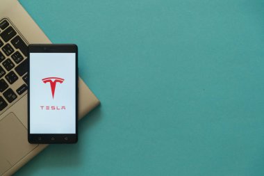 Tesla logo laptop klavye üzerinde yerleştirilen akıllı.