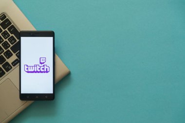 Laptop klavye üzerinde yerleştirilen smartphone logosuna twitch.