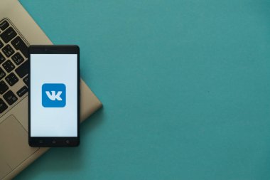 Laptop klavye üzerinde yerleştirilen smartphone logosuna Vkontakte.