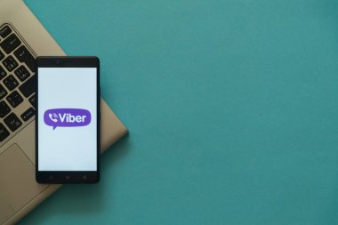 Laptop klavye üzerinde yerleştirilen akıllı viber logosu.