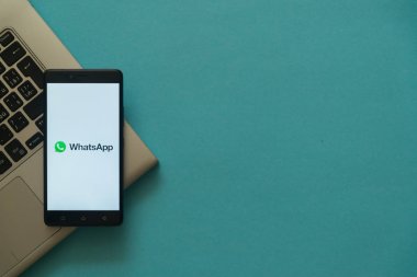 Whatsapp logo laptop klavye üzerinde yerleştirilen akıllı.