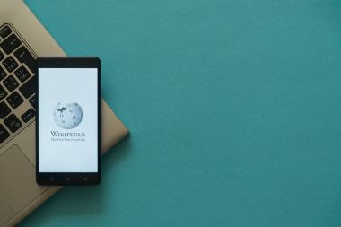 Laptop klavye üzerinde yerleştirilen smartphone logosuna wikipedia.