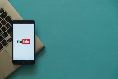 Laptop klavye üzerinde yerleştirilen smartphone logosuna YouTube.