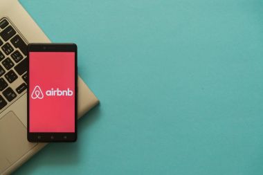 Airbnb logo laptop klavye üzerinde yerleştirilen akıllı.