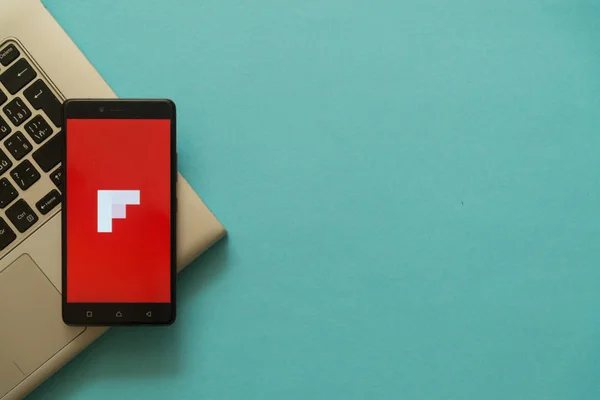 Flipboard logo laptop klavye üzerinde yerleştirilen akıllı. — Stok fotoğraf