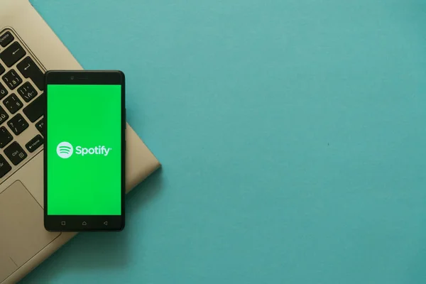 Spotify λογότυπο στο smartphone τοποθετείται στο πληκτρολόγιο lap-top. — Φωτογραφία Αρχείου