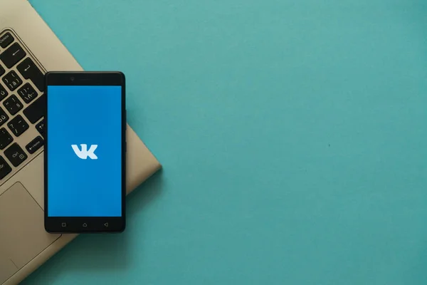 Logo Vkontakte sur smartphone placé sur clavier d'ordinateur portable . — Photo