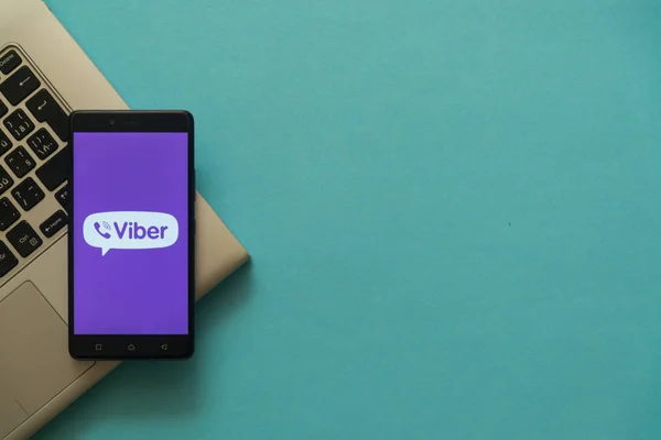 Логотип Viber на смартфоне размещен на клавиатуре ноутбука . — стоковое фото