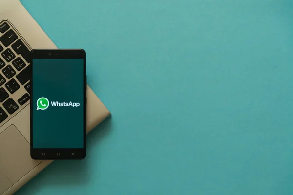 Whatsapp logo laptop klavye üzerinde yerleştirilen akıllı.