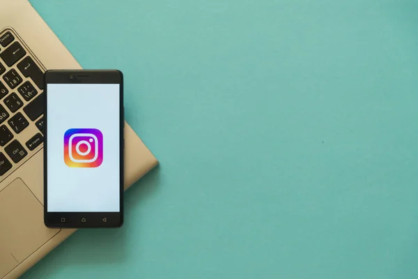 Laptop klavye üzerinde yerleştirilen akıllı Instagram logosu. — Stok fotoğraf