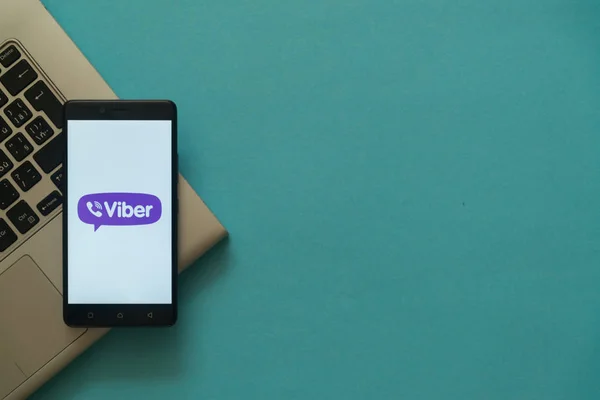 スマート フォンに viber のロゴは、ノート パソコンのキーボード上に配置. — ストック写真