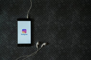 Instagram logo üstünde smartphone perde metal plaka arka plan üzerinde.