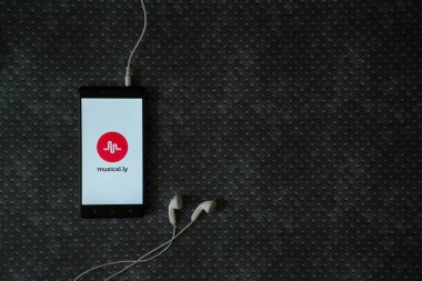 Musical.ly logo üstünde smartphone perde metal plaka arka plan üzerinde.