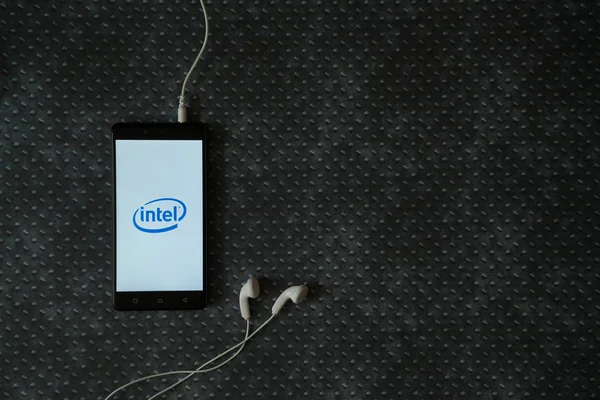 Logotipo da Intel na tela do smartphone no fundo da placa de metal . — Fotografia de Stock