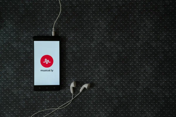 Logo Musical.ly sur écran de smartphone sur fond de plaque métallique . — Photo