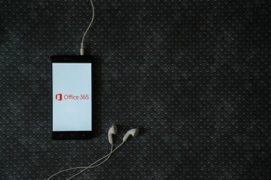 Microsoft office 365 logosu metal plaka arka plan üzerinde smartphone ekranında.