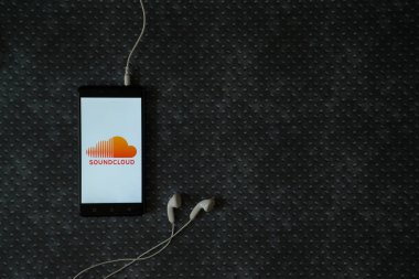 SoundCloud logo üstünde smartphone perde metal plaka arka plan üzerinde.