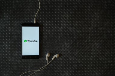 Whatsapp logo üstünde smartphone perde metal plaka arka plan üzerinde.