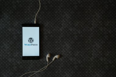WordPress logo üstünde smartphone perde metal plaka arka plan üzerinde.