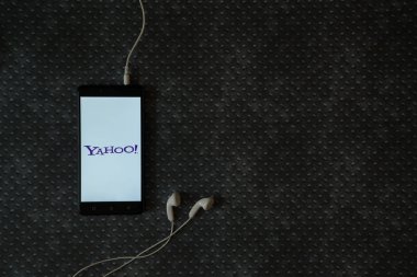 Yahoo logo üstünde smartphone perde metal plaka arka plan üzerinde.