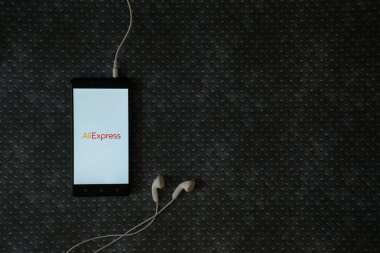 Aliexpress logo üstünde smartphone perde metal plaka arka plan üzerinde.