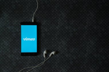 Vimeo logo üstünde smartphone perde metal plaka arka plan üzerinde.