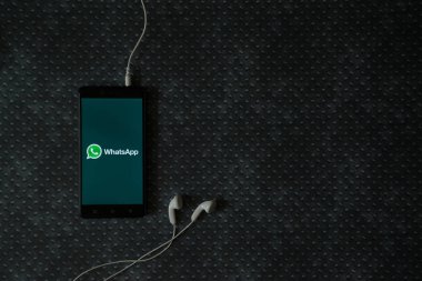 Whatsapp logo üstünde smartphone perde metal plaka arka plan üzerinde.