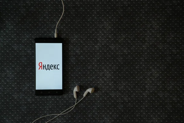 Yandex logo na ekranie smartfona na tle blachy. — Zdjęcie stockowe