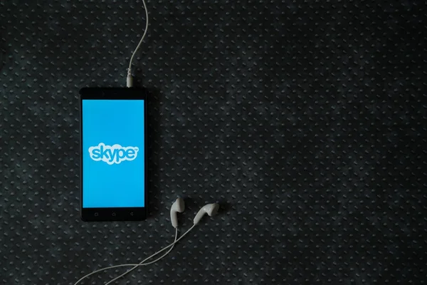 Logotipo de Skype en la pantalla del teléfono inteligente sobre fondo de placa metálica . — Foto de Stock