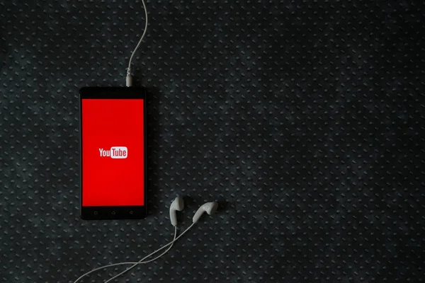 Logo Youtube sur écran de smartphone sur fond de plaque métallique . — Photo