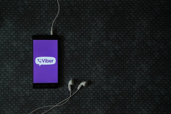 Logotipo Viber en la pantalla del teléfono inteligente sobre fondo de placa metálica . — Foto de Stock