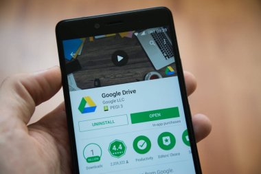 Adam el smartphone Google sürücü uygulaması ile google oyun deposunda tutarak