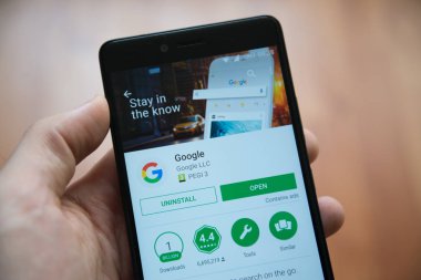 Adam el smartphone Google uygulaması ile google oyun deposunda tutarak