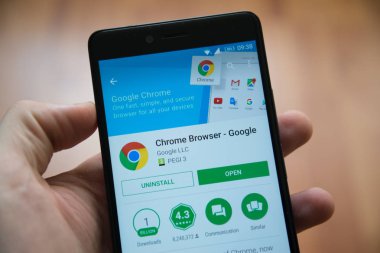 Adam el smartphone Google chrome uygulaması ile google oyun deposunda tutarak