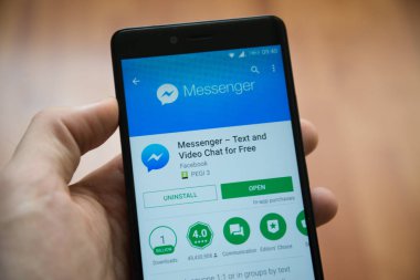 Facebook messenger uygulaması ile Smartphone google oyun deposunda tutan adam el