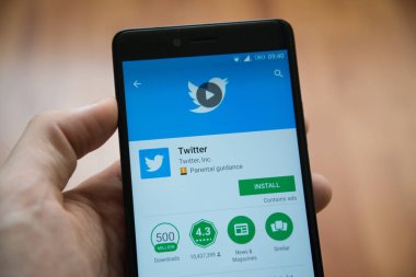 Adam el smartphone Twitter uygulaması ile google oyun deposunda tutarak