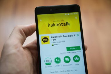 Kakaotalk uygulaması ile Smartphone google oyun deposunda tutan adam el
