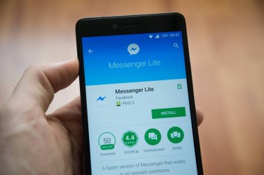 Facebook messenger lite uygulaması ile Smartphone google oyun deposunda tutan adam el