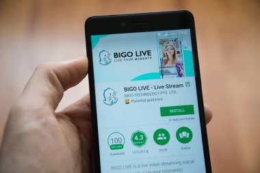 Adam el smartphone Bigo Live uygulaması ile google oyun deposunda tutarak