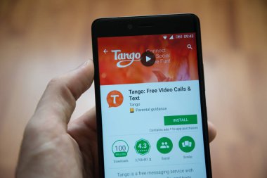 Adam el smartphone Tango uygulaması ile google oyun deposunda tutarak