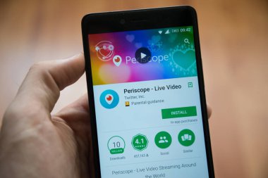 Adam el smartphone Periskop uygulaması ile google oyun deposunda tutarak