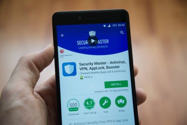 Adam el smartphone güvenlik ana uygulama ile google oyun deposunda tutarak