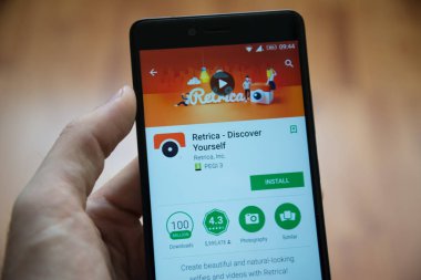 Retrica uygulaması ile Smartphone google oyun deposunda tutan adam el