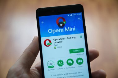 Opera mini uygulaması ile Smartphone google oyun deposunda tutan adam el